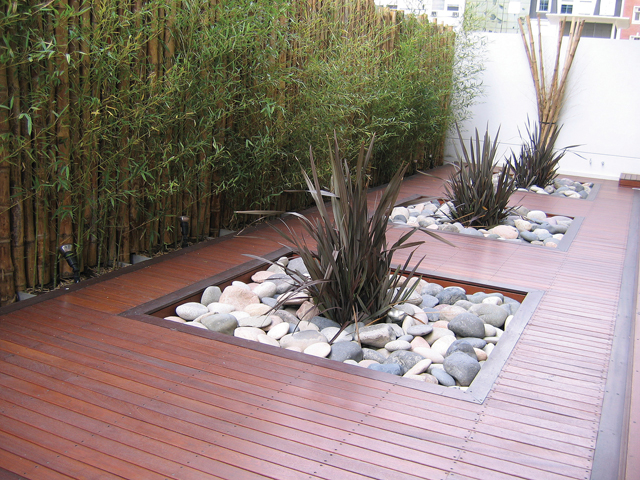 En el Hotel Meliá, Rosbaco Maderas instaló un deck de madera dura que incluye espacios ornamentales con piedras y plantas.